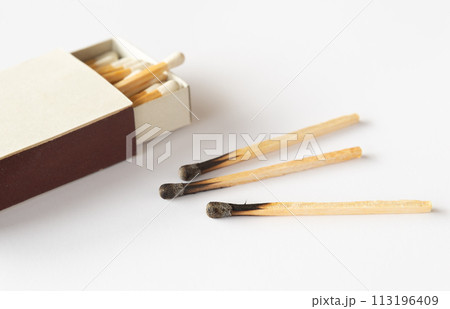 燃えた後のマッチ棒 小箱マッチ 燃えた後のマッチ棒 小箱マッチ 113196409