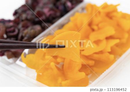 つぼ漬けとしば漬け　白バック 113196452