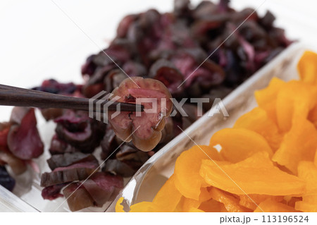 しば漬けとつぼ漬け 白バック しば漬けとつぼ漬け 白バック 113196524