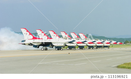 アメリカ空軍アクロバットチーム「サンダーバーズ」スモーク アメリカ空軍アクロバットチーム「サンダーバーズ」スモーク 113196921