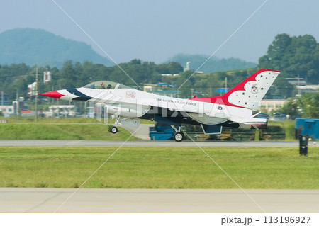 アメリカ空軍アクロバットチーム「サンダーバーズ」着陸 アメリカ空軍アクロバットチーム「サンダーバーズ」着陸 113196927