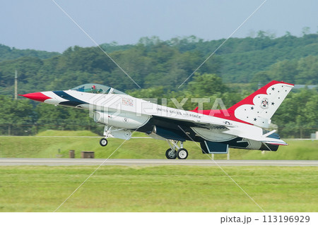 アメリカ空軍アクロバットチーム「サンダーバーズ」着陸 アメリカ空軍アクロバットチーム「サンダーバーズ」着陸 113196929