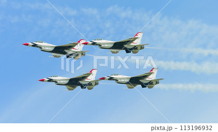 アメリカ空軍アクロバットチーム「サンダーバーズ」ピッチアップブレイク 113196932