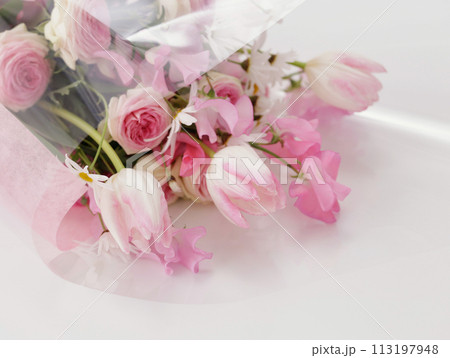ピンク色の花束 113197948