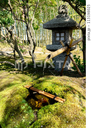 京都府八幡市八幡女郎花の市立松花堂庭園 茶室 梅隠の手水鉢(水琴窟) 京都府八幡市八幡女郎花の市立松花堂庭園 茶室 梅隠の手水鉢(水琴窟) 113198025