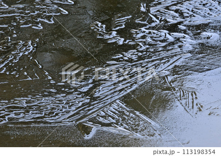 冬の結氷風景 冬の結氷風景 113198354