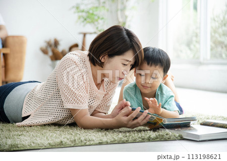 親子で読書 リビングルーム 親子で読書 リビングルーム 113198621