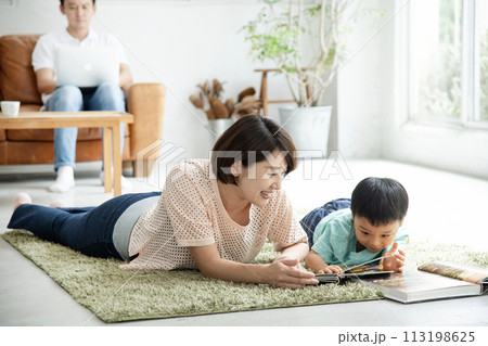 親子で読書 リビングルーム 親子で読書 リビングルーム 113198625