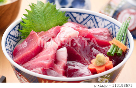 南紀勝浦港 マグロ丼 （ 生本鮪 ）赤身、中トロ、大トロ　クローズアップ 113198673