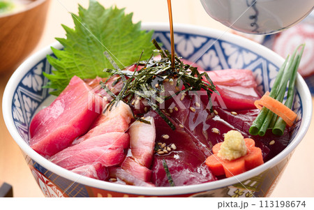 南紀勝浦港 マグロ丼 （ 生本鮪 ）赤身、中トロ、大トロ　クローズアップ 113198674