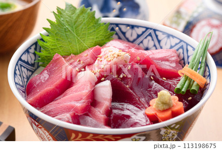 南紀勝浦港 マグロ丼 ( 生本鮪 )赤身、中トロ、大トロ クローズアップ 南紀勝浦港 マグロ丼 ( 生本鮪 )赤身、中トロ、大トロ クローズアップ 113198675