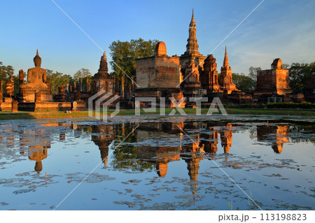 タイ北部の古都スコータイ 世界文化遺産のスコータイ歴史公園内のワットマハタート遺跡と池の水鏡 タイ北部の古都スコータイ 世界文化遺産のスコータイ歴史公園内のワットマハタート遺跡と池の水鏡 113198823