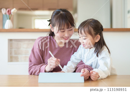 タブレットで絵を描く女の子とお母さん タブレットで絵を描く女の子とお母さん 113198931