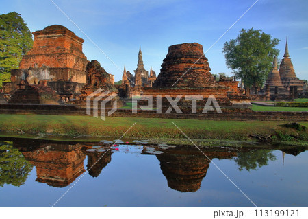 タイ北部の古都スコータイ 世界文化遺産のスコータイ歴史公園内のワットマハタート遺跡と池の水鏡 タイ北部の古都スコータイ 世界文化遺産のスコータイ歴史公園内のワットマハタート遺跡と池の水鏡 113199121