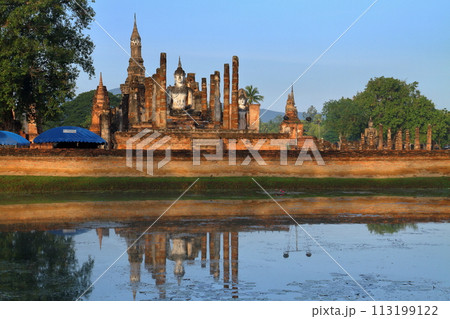 タイ北部の古都スコータイ 世界文化遺産のスコータイ歴史公園内のワットマハタート遺跡と池の水鏡 タイ北部の古都スコータイ 世界文化遺産のスコータイ歴史公園内のワットマハタート遺跡と池の水鏡 113199122