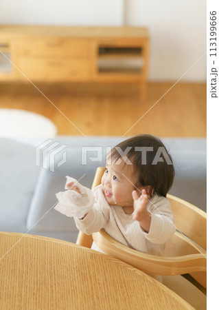 ご飯をこぼして遊ぶ赤ちゃん ご飯をこぼして遊ぶ赤ちゃん 113199666