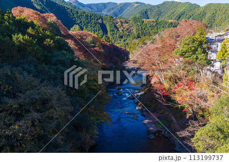 東京奥多摩の秋　紅葉の御岳渓谷 113199737