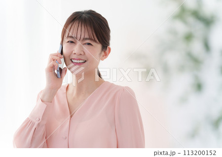 スマホで通話する女性 スマホで通話する女性 113200152