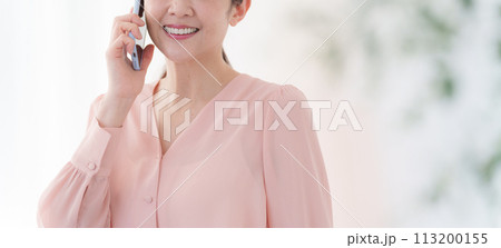 スマホで通話する女性 スマホで通話する女性 113200155