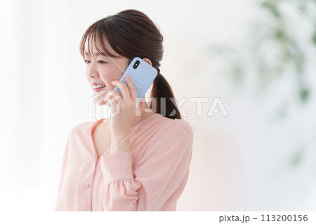 スマホで通話する女性 スマホで通話する女性 113200156