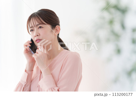 スマホで通話する女性 スマホで通話する女性 113200177