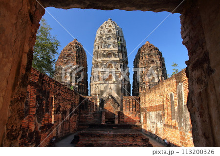 タイ北部の古都スコータイ 世界文化遺産のスコータイ歴史公園 ワットシーサワーイ寺院遺跡の三基の塔堂 タイ北部の古都スコータイ 世界文化遺産のスコータイ歴史公園 ワットシーサワーイ寺院遺跡の三基の塔堂 113200326