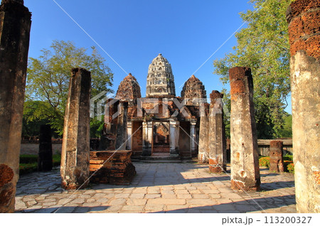 タイ北部の古都スコータイ 世界文化遺産のスコータイ歴史公園 ワットシーサワーイ寺院遺跡の三基の塔堂 タイ北部の古都スコータイ 世界文化遺産のスコータイ歴史公園 ワットシーサワーイ寺院遺跡の三基の塔堂 113200327