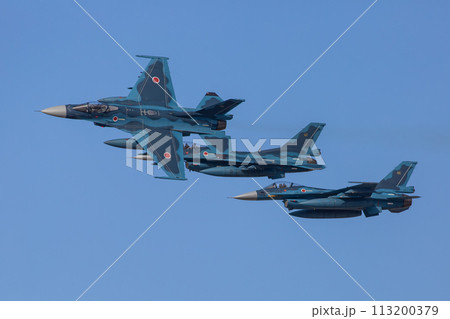 大空を飛ぶ戦闘機 113200379