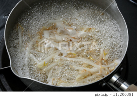 もやしを茹でる 113200381