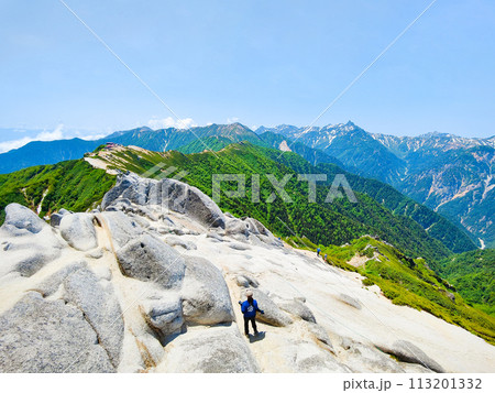 夏の燕岳登山（燕岳山頂から燕山荘・大天井岳・槍ヶ岳方面の眺め） 113201332