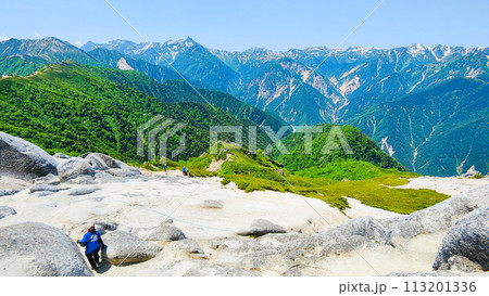 夏の燕岳登山（燕岳山頂から槍ヶ岳・笠ヶ岳・双六岳方面の眺め） 113201336