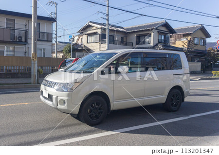 ワンボックスカーミニバン　道路走行中 113201347