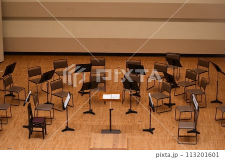 演奏会が始まる前の譜面台が並んだホール 113201601