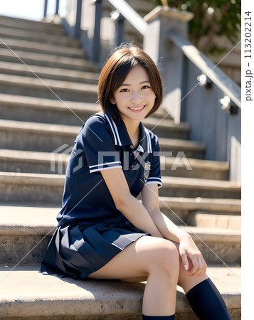 広い歩道橋の階段に腰かけて笑っている学生の少女 広い歩道橋の階段に腰かけて笑っている学生の少女 113202214