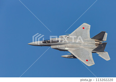 青空を飛行するF-15戦闘機 113202220