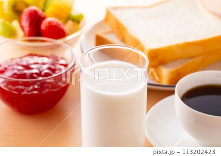 朝食に牛乳を飲む  113202423