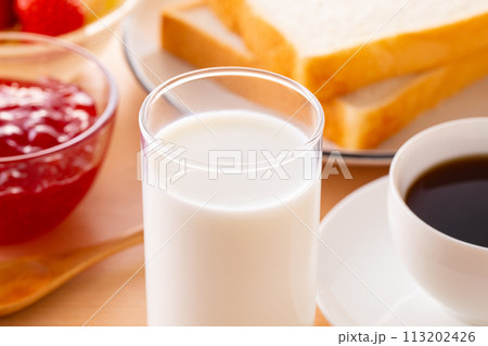 朝食に牛乳を飲む  113202426