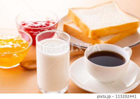 朝食に牛乳を飲む
朝食に牛乳を飲む
113202441
