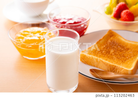 朝食に牛乳を飲む  113202463