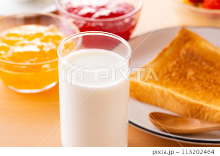 朝食に牛乳を飲む  113202464