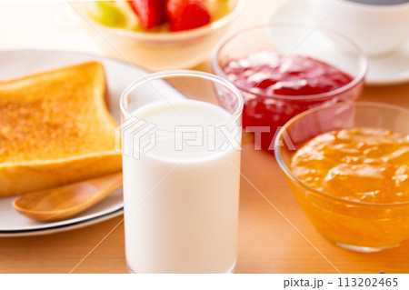 朝食に牛乳を飲む
朝食に牛乳を飲む
113202465