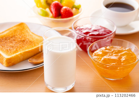 朝食に牛乳を飲む  113202466