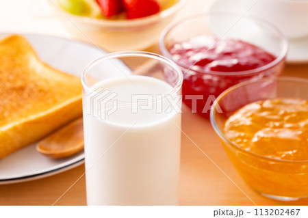 朝食に牛乳を飲む  113202467