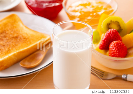 朝食に牛乳を飲む  113202523
