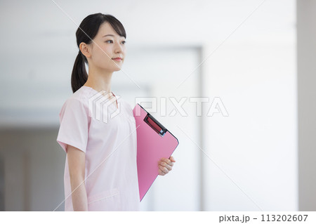 医療 女性看護師のポートレート 撮影協力「LINK FOREST」 医療 女性看護師のポートレート 撮影協力「LINK FOREST」 113202607