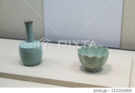 青磁槌形瓶（左）　青磁輪花碗（右）　故宮博物院 113202608