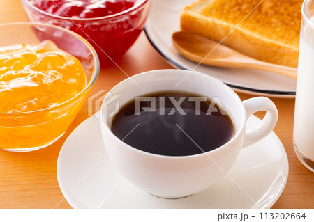 朝食にコーヒーを飲む 朝食にコーヒーを飲む 113202664
