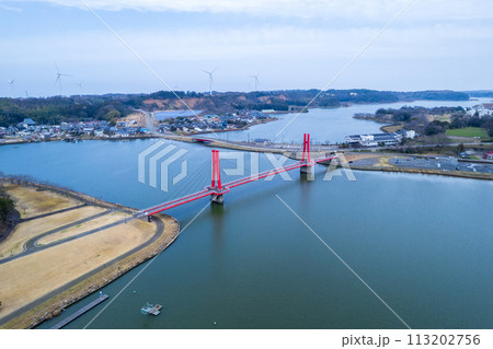 ドローン｜北潟湖に架かる赤色に輝くアイリスブリッジの空撮｜福井県あわら市 113202756