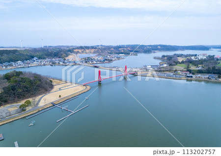ドローン|北潟湖に架かる赤色に輝くアイリスブリッジの空撮|福井県あわら市 ドローン|北潟湖に架かる赤色に輝くアイリスブリッジの空撮|福井県あわら市 113202757