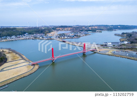 ドローン｜北潟湖に架かる赤色に輝くアイリスブリッジの空撮｜福井県あわら市 113202759